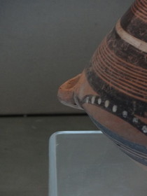 中国観光地・博物館写真館＠西寧の青海省博物館、加白弦纹彩陶罐(白を加えた弦紋様の筒状の彩文土器)の拡大写真