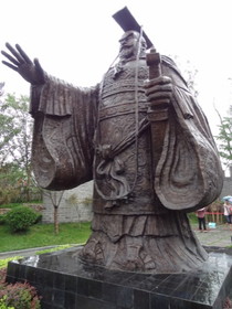 中国観光地・博物館写真館＠西安の世界園芸博覧会の咸陽園という庭園にある始皇帝の石像
