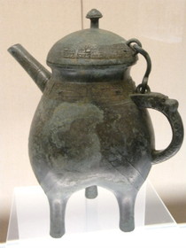 Tomato Juice‘s China Travel とまとじゅーす的中国旅行、上海博物館・青銅器展。商代末期、紀元前13世紀～11世紀の獣面紋盉という青銅器。ずばり酒器です。蓋と本体がつながってる