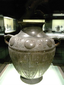 商代末期（紀元前13～11世紀）頃の獣面紋罍（らい）という酒器の青銅器