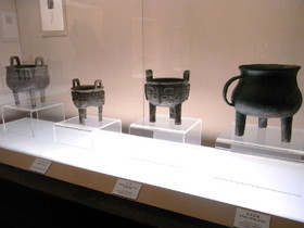 Tomato Juice‘s China Travel とまとじゅーす的中国旅行、上海博物館・青銅器展、商代末期（紀元前13～11世紀）頃の鼎類の青銅器の展示