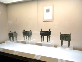 商代末期（紀元前13～11世紀）頃の方鼎類の青銅器の展示。四角い形が特徴