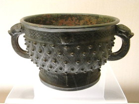 上海博物館・青銅器展。西周早期（紀元前11世紀）の戈父丁簋という周子伯贈与の青銅器