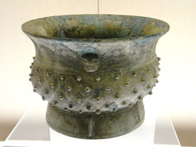 上海博物館・青銅器展、商代晩期（紀元前13～11世紀）の黄簋という青銅器。黄色っぽいからこういう名前