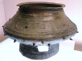 Tomato Juice‘s China Travel とまとじゅーす的中国旅行、上海博物館・青銅器展。商代末期（紀元前13～11世紀）の乳釘雷紋瓿（ほう）という青銅器