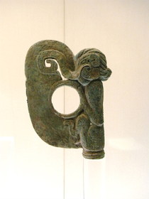 上海博物館・青銅器展、西周早期の象首獣紋鉞という青銅器の武器