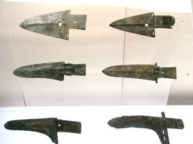 商代末期（紀元前13～11世紀）、西周初期（紀元前11世紀）の青銅製の鏃や矛等の武器の展示