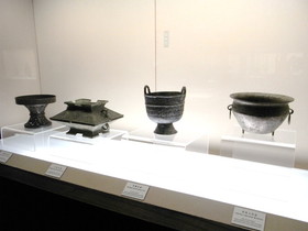 上海博物館・青銅器展。西周中期（紀元前9～771年）～春秋初期（紀元前770年～紀元前7世紀）のお盆類の青銅器の展示