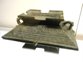 上海博物館・青銅器展。春秋早期（紀元前770年～前7世紀）の山奢虎簠（ほ）という青銅器。主に祭事の際に利用されていたそうです