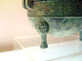 上海博物館・青銅器展、交龍紋鼎の足の部分