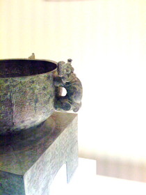 上海博物館・青銅器展。卲王簋の取っ手部分の拡大写真。iPhoneでもそこそこ見れる画質