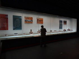 中国観光地・博物館写真館＠西寧の青海省博物館、彩文土器の展示を見る観光客