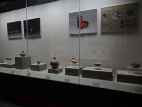中国観光地・博物館写真館＠西寧の青海省博物館、土器類の展示は豊富