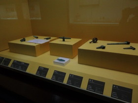 中国観光地・博物館写真館＠西寧の青海省博物館、青銅器類の展示。鈴や矛、部品類