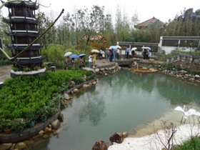 中国の観光地・博物館＠西安の世界園芸博覧会の安康園という庭園内にある池と塔
