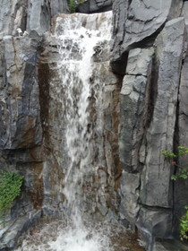 西安観光＠西安の世界園芸博覧会の庭園内で見た滝