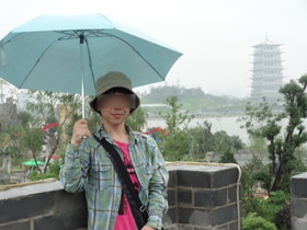 中国観光地・博物館写真館＠西安の世界園芸博覧会の万里の長城か城を模したブースの上で自分の記念撮影