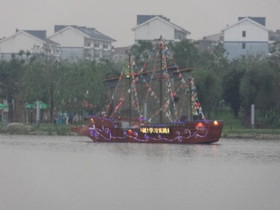 中国観光地・博物館写真館＠西安の世界園芸博覧会、自然館に並ぶ列から船をHX9Vで撮影