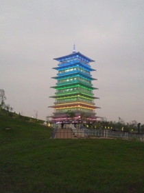 中国観光地・博物館写真館＠西安の世界園芸博覧会、自然館に並ぶ列から長安塔をSH-03Cで撮影